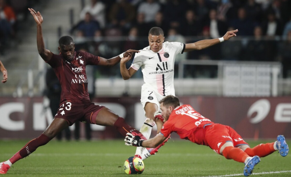  巴黎圣日耳曼客场逆转里昂保留争冠希望  