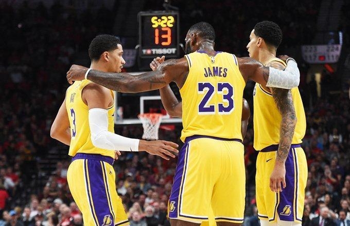  詹姆斯率队逆转取胜，湖人主场终结连败颓势